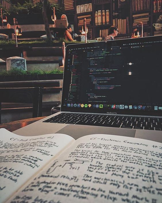 Programación: laptop con código y apuntes